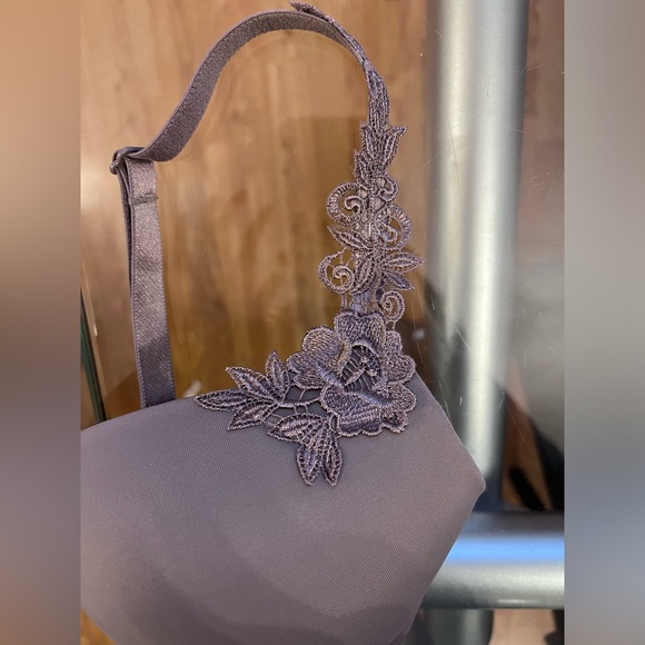 2 Wonderbra bras - Picture 2 of 6